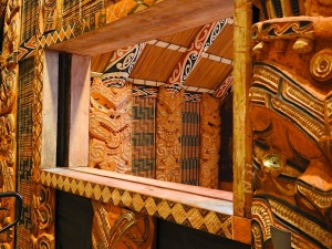 Kunstvolle Holzschnitzereien an Maori-Häusern