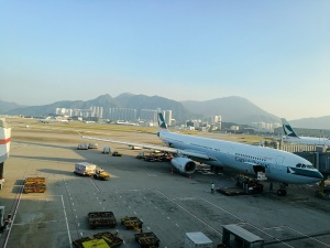 Cathey Pacific im Hintergrund die Hongkong-Skyline