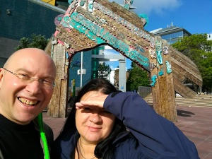 Wir am Maori-Torbogen (Gateway) am Aotea Square