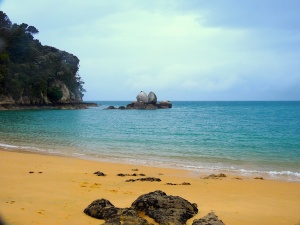 Goldgelber Strand von Split Apple Rock