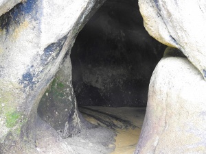 Höhlen am Strand vom Split Apple Rock