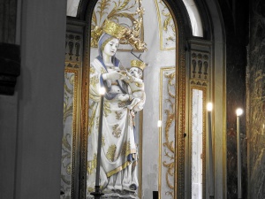 Maria mit Kind aus feinstem poliertem Marmor