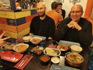 Das Dhamaka: In einer der vielen indischen Restaurants, deutlich schärfer als in Deutschland (Die Scheiben waren immer von innen beschlagen :-))