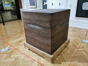 Bristol Museum and Art Gallery: eine Tonne Tee von dem Künstler Ai Weiwei