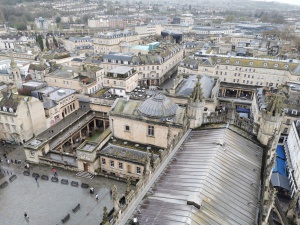 Blick vom Dach der Abtei von Bath auf die Römischen Bäder
