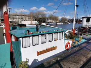 Eines der vielen hübschen Hausboote in Bristol