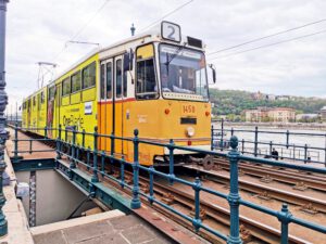 Alte Straßenbahnen an der Donau