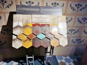 Beispiele des buntes Ziegeldaches der Matthiaskirche