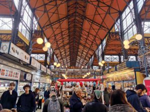Buntes Treiben in der Markthalle