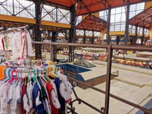 Blick vom oberen Stockwerk der Markthalle