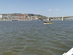 Im Amphibienbusses durch die Donau