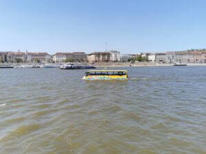 Im Amphibienbusses durch die Donau