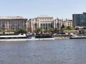 ... architektonische Juwelen von der Donau aus bewundern