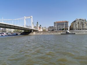 ... architektonische Juwelen von der Donau aus bewundern