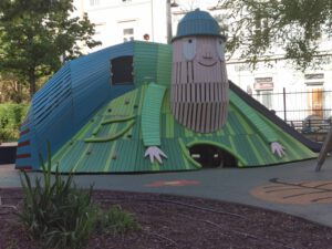 Kinderspielplätze: sauber, vielfältig, oft mit Toiletten ausgestattet